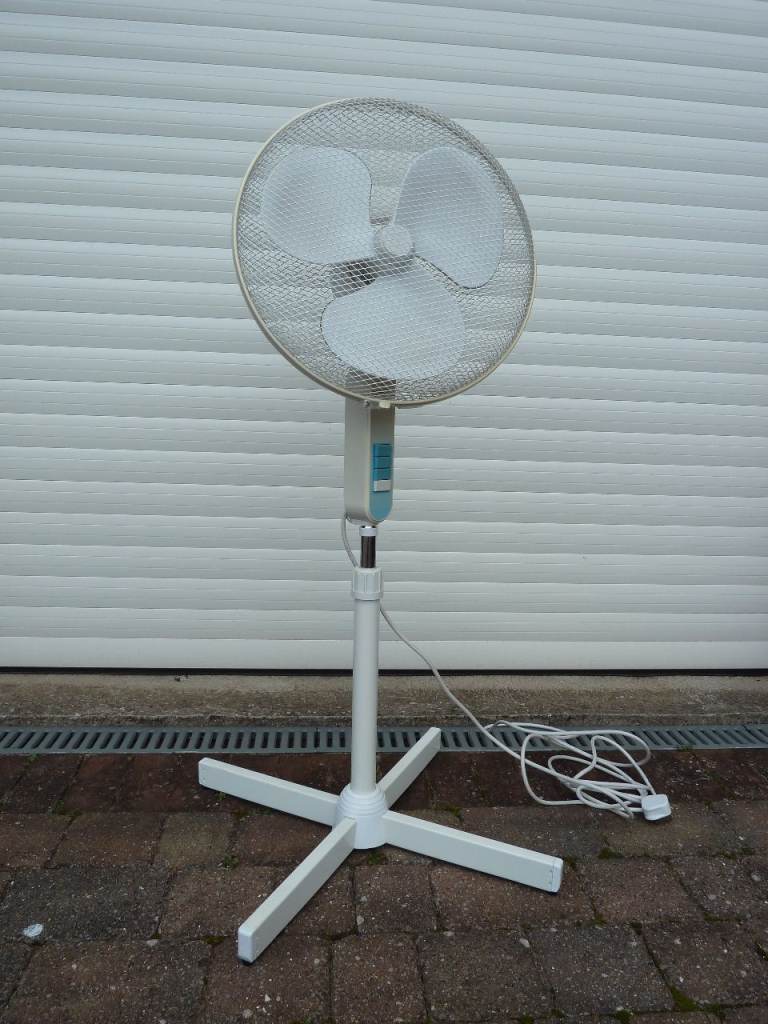 OSCILLATING FAN  £20