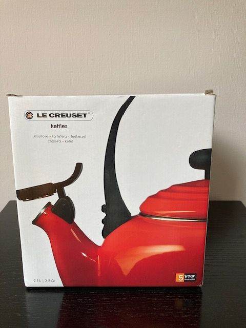 LE CREUSET Whistleing kettle in graduated grey