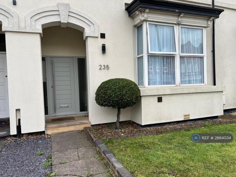 1 bedroom flat in Penn Road, Wolverhampton, WV4 (1 bed) (#2864034)