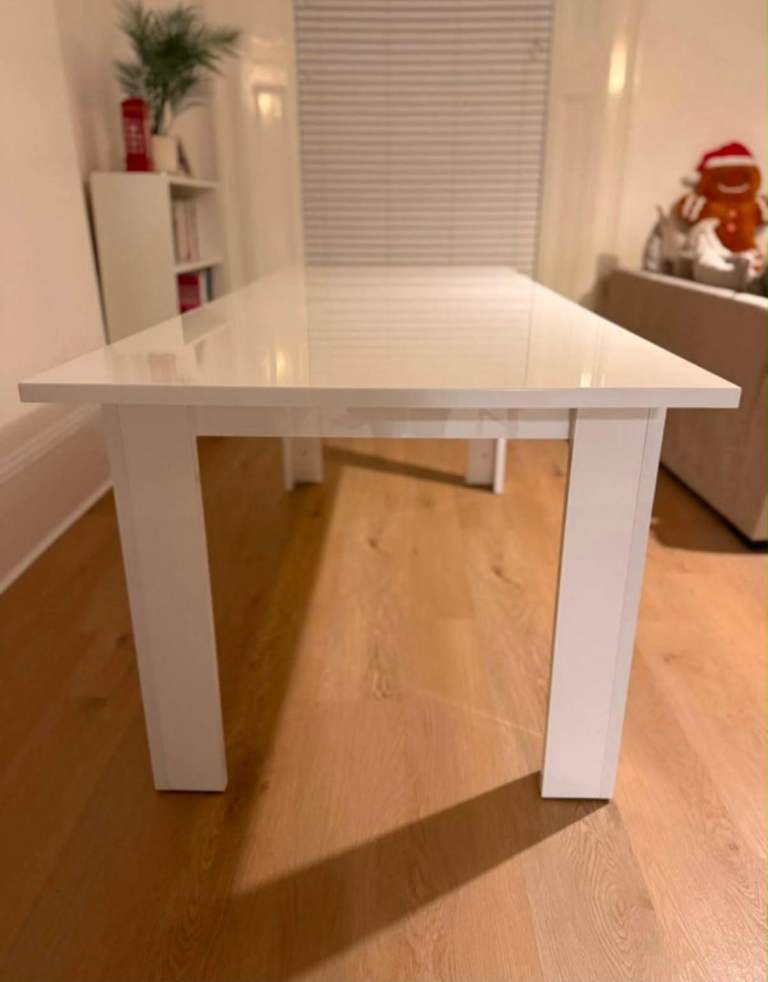 White Gloss 6 (extended to 8) Seater Table