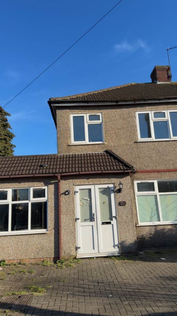 In Heart of Hornchurch, RM13 8NH..BIG Four (4) BEDROOM House for £2289pcm (Refurbish+AVAILABLE NOW)