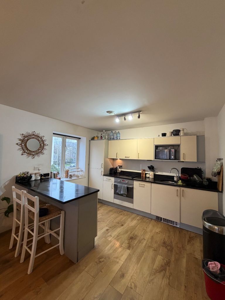 2-bed flat with gym & parking. 25 mins to central london