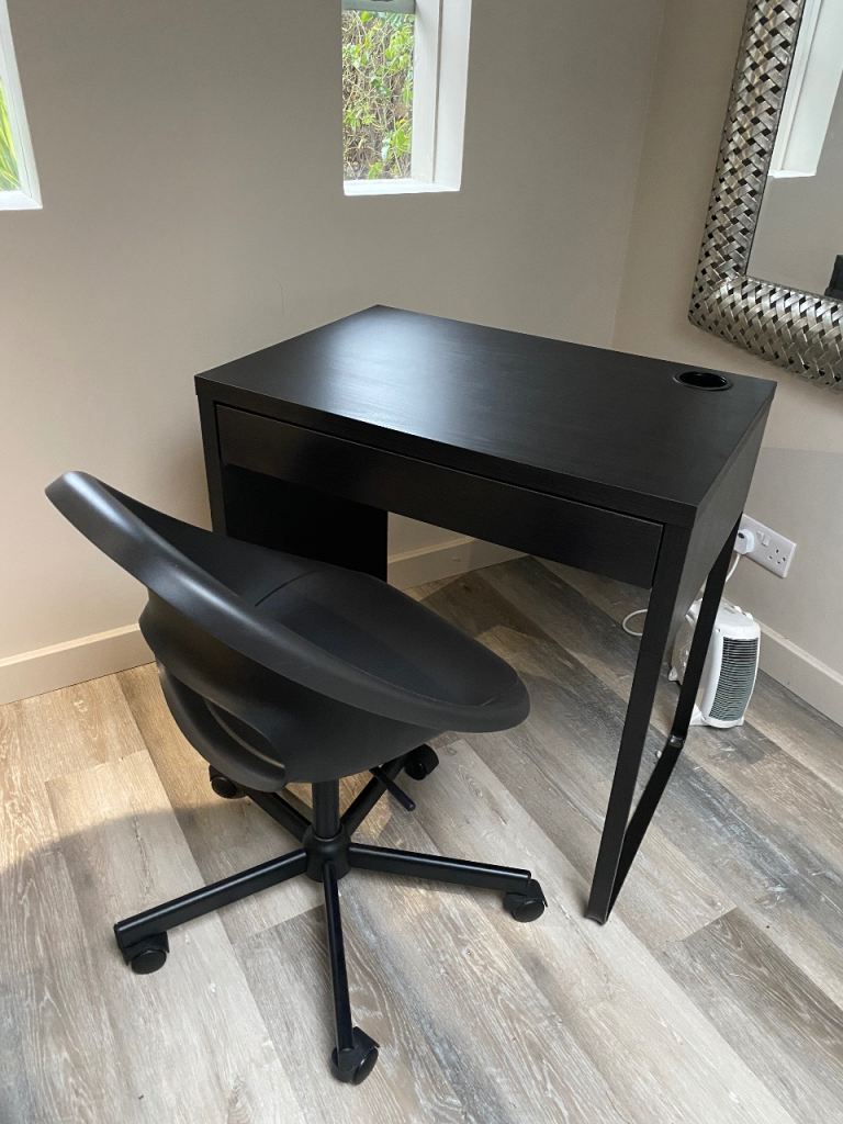 Desk and swivel chair like new