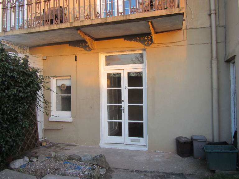 Lovely Recently Redecorated Quiet Bedsit in Heart of Westbury-on-Trym