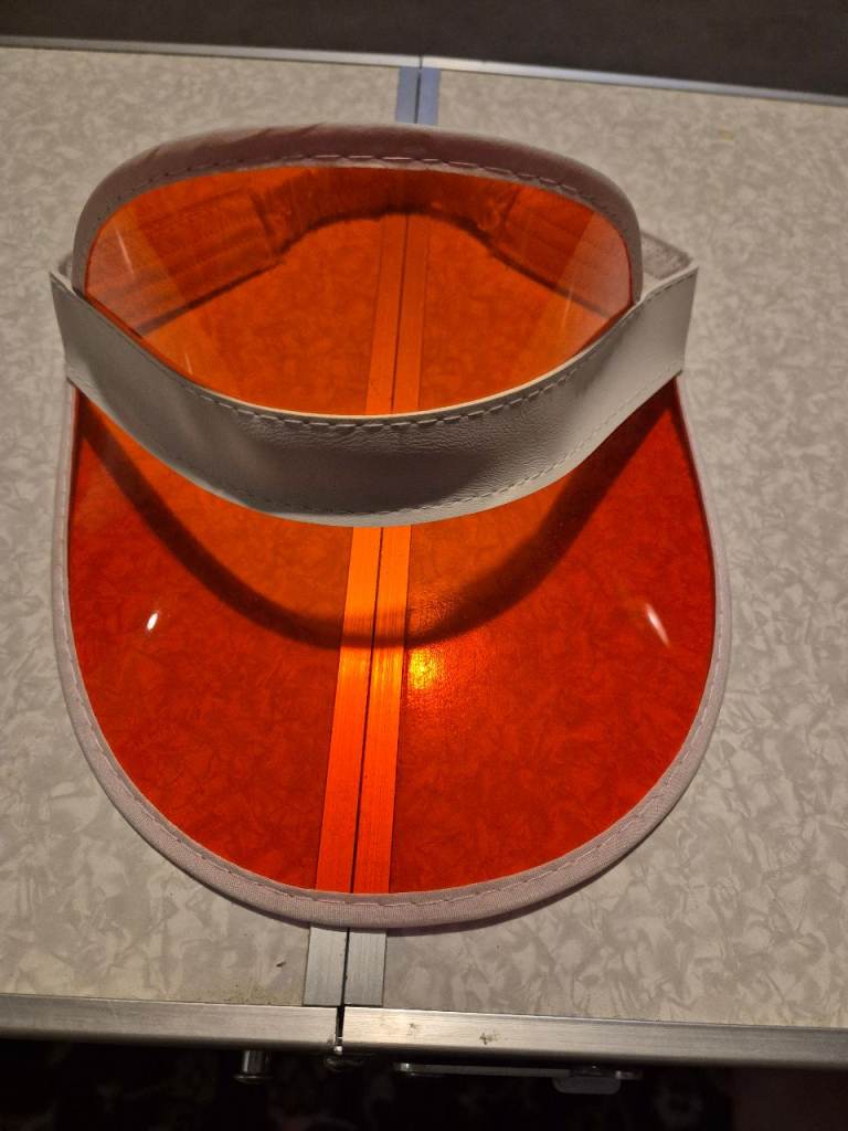 Pub golf red visor cap