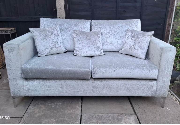 Large 2 seater sofa..Collection/Delivery🚚 Available for Xtra 