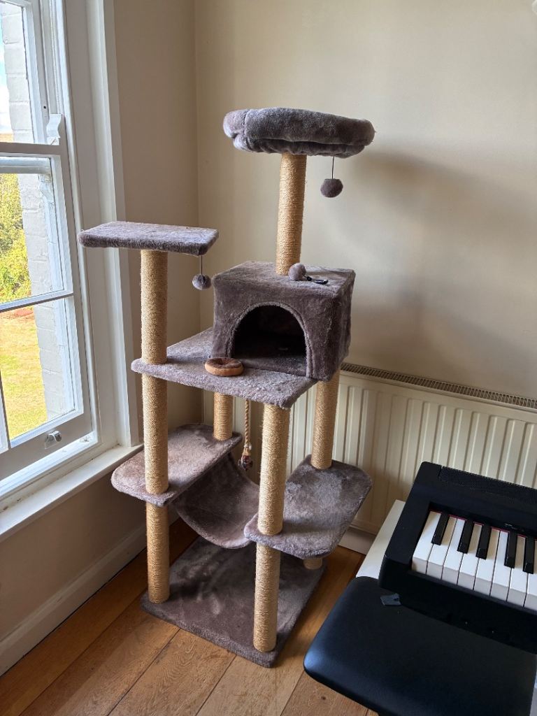 Cat tree with scratching post