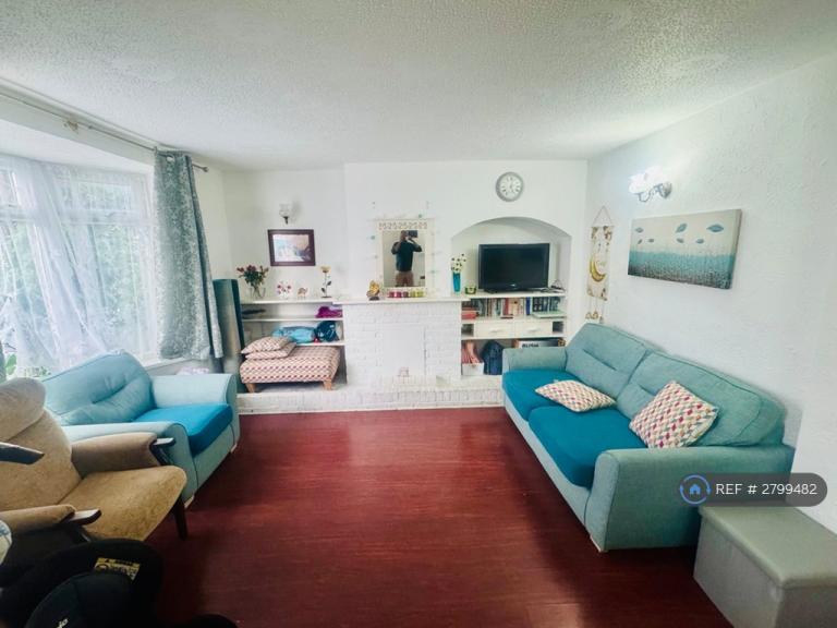 2 bedroom house in Ivyhouse Road, Dagenham, RM9 (2 bed) (#2799482)