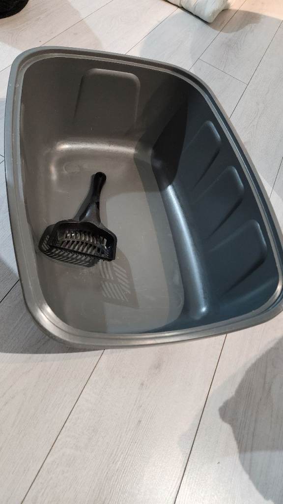 Cat Litter Box with Scoop – Used, Very Good Condition