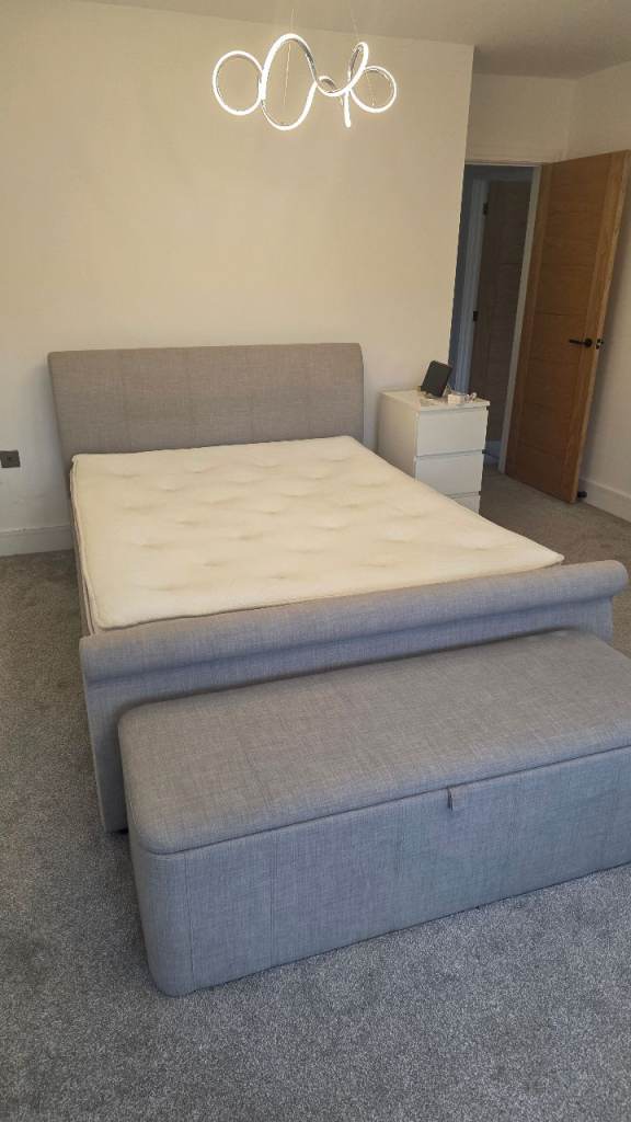 Kingsize bed, mattress and chest