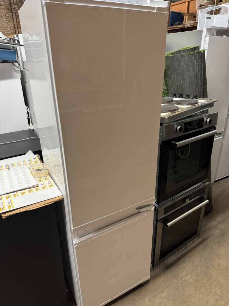 New Scratch N Dent 70/30 Integrated Fridge Freezers