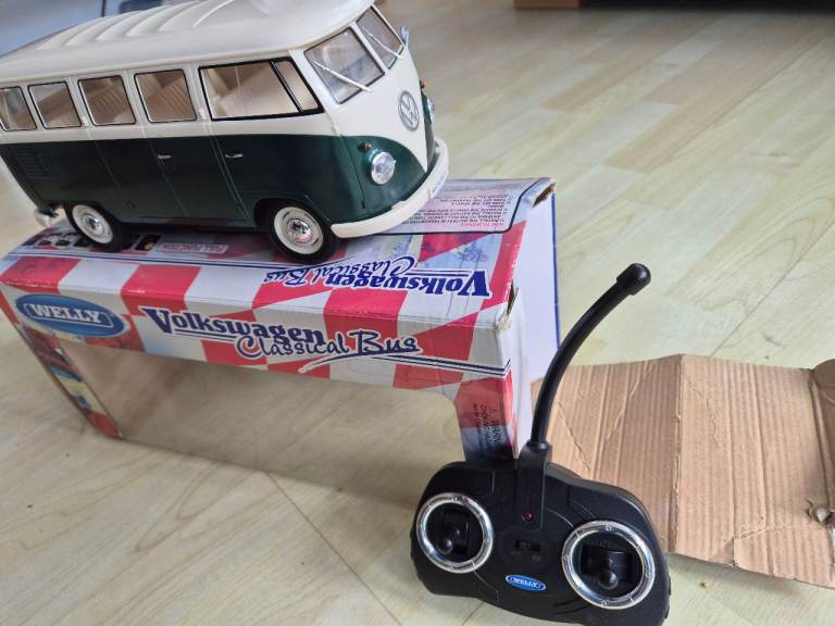 Welly Volkswagen Classical Bus RC Car – Green & Cream