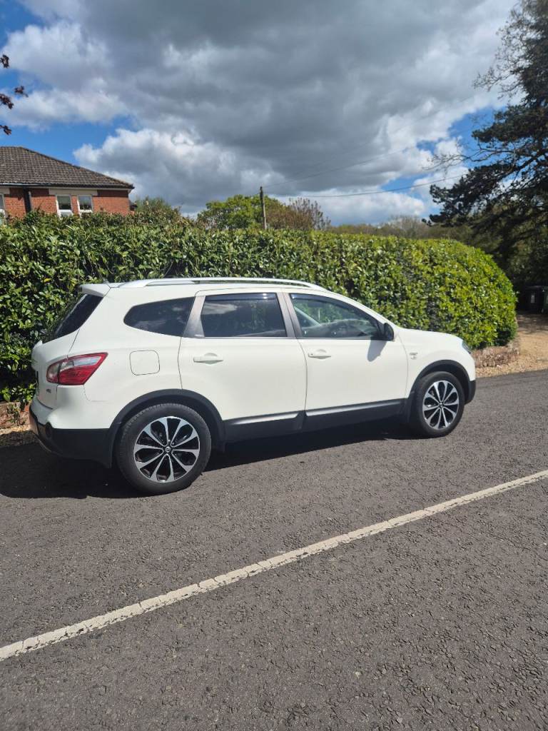 White Nissan Qashqai+2