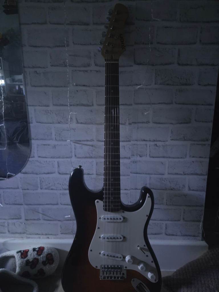 Electric Guitar – Sunburst, Good Condition