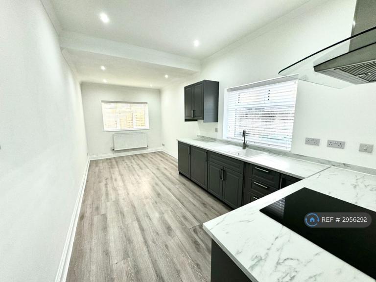 2 bedroom flat in Albert Road, Southsea, PO5 (2 bed) (#2956292)