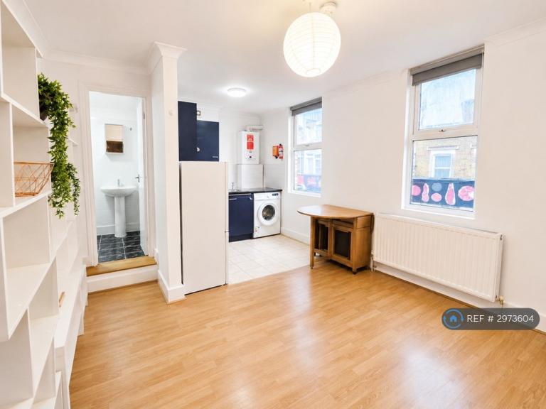 2 bedroom flat in High Street, London, E17 (2 bed) (#2973604)