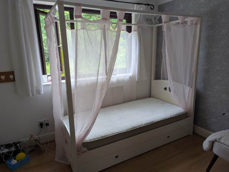 Girl's 4 poster bed