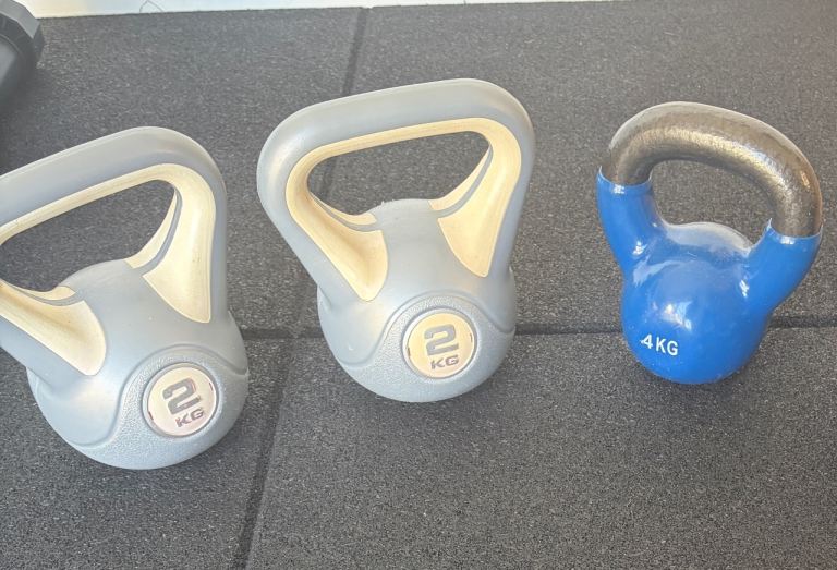 Set of 3 Kettlebells - 2x2kg, 4kg