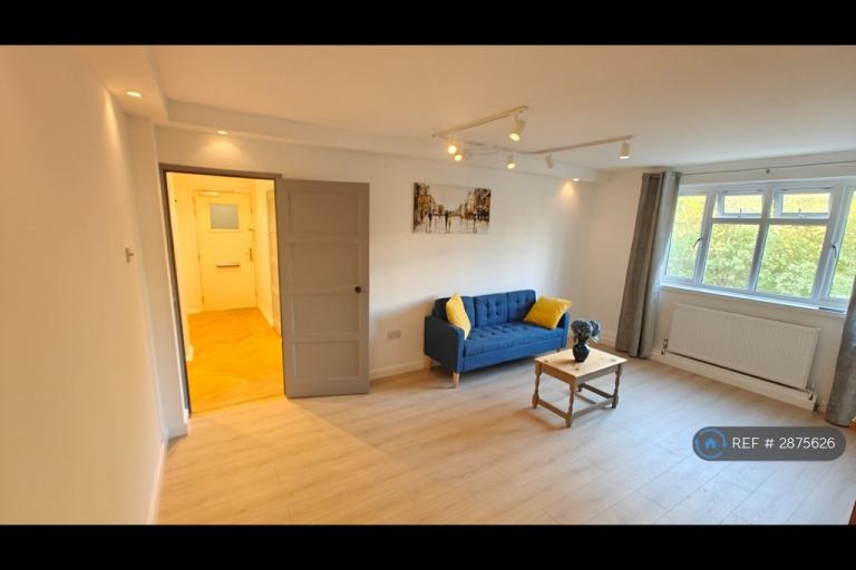 2 bedroom flat in Bushey Court, London, SW20 (2 bed) (#2875626)