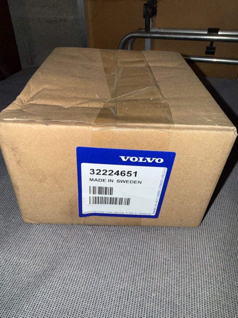 Genuine Volvo crank seal and cover 