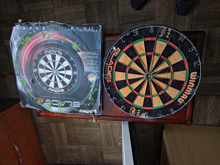 Brand New Winmau Blade 4 Dartboard with Surround – 