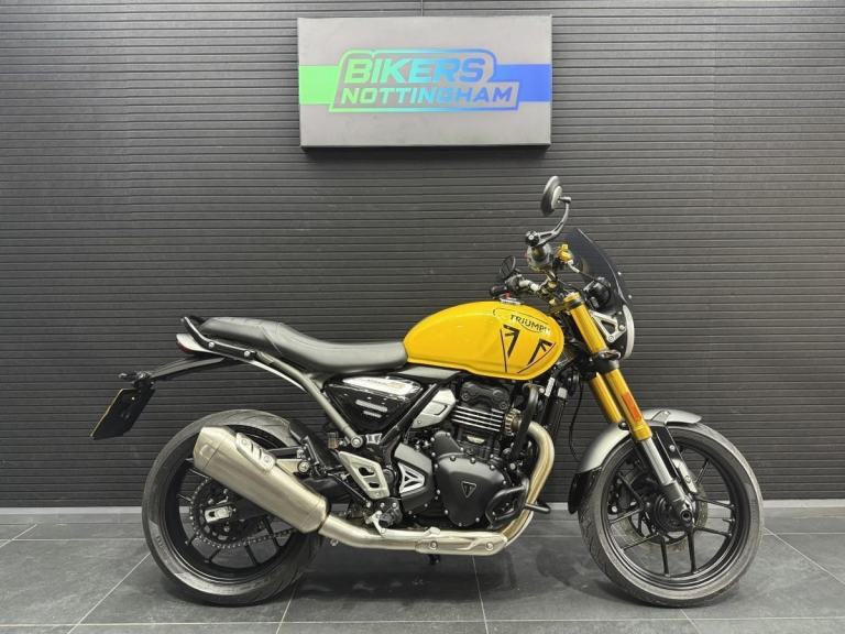 Triumph Speed 400 - Custom Dream Machine paint work 2024 - cosmic yellow.