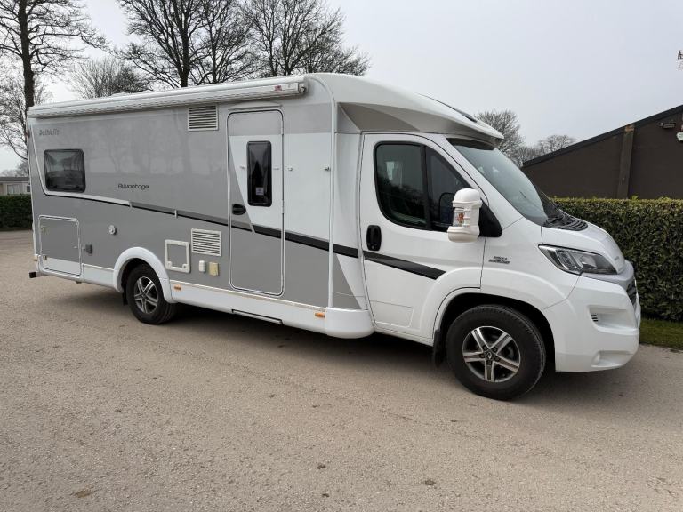 Dethleffs Advantage T7051 EB 2016 Only 18K Rear Low Singles / King Size Bed
