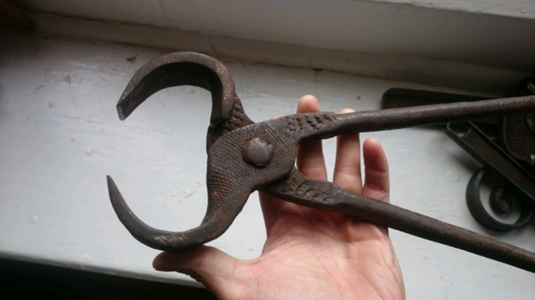 Antique Horse Shoe Nips