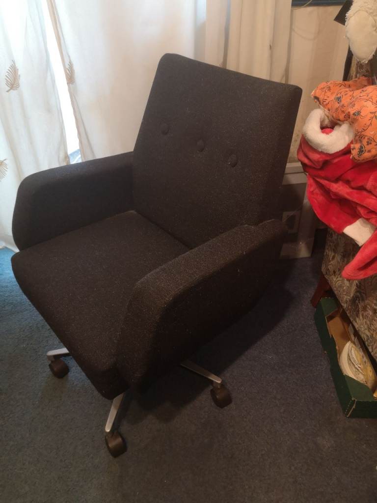 A BLACK FABRICH UPHOLSTERED TYPIST'S CHAIR