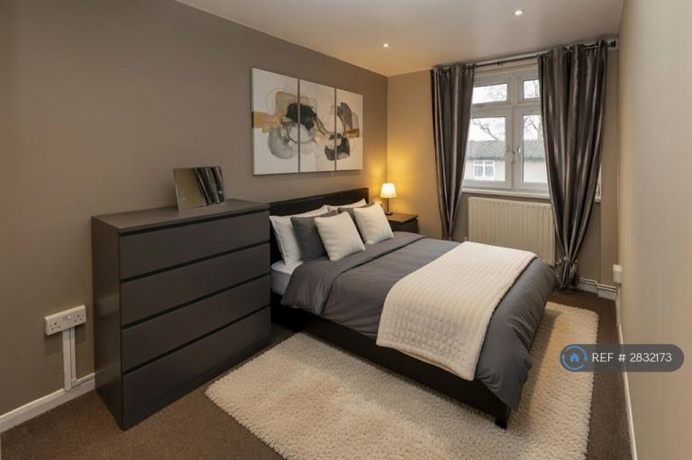 3 bedroom flat in Glengarnock Avenue, London, E14 (3 bed) (#2832173)