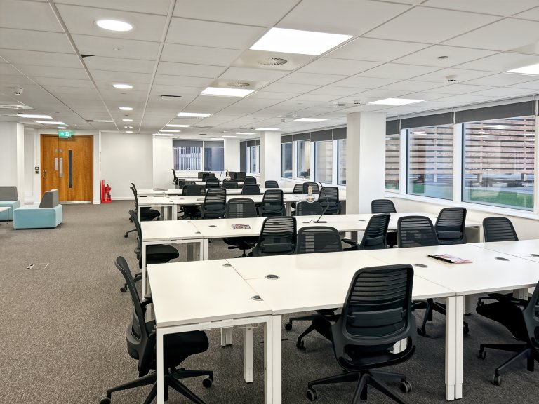 Manchester - M14DZ \ Flexible Office Rental with Capacity for 15 Desks