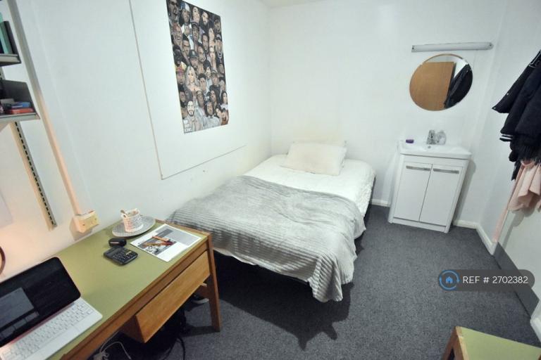 7 bedroom house in Hillside Court, Reading, RG1 (7 bed) (#2702382)