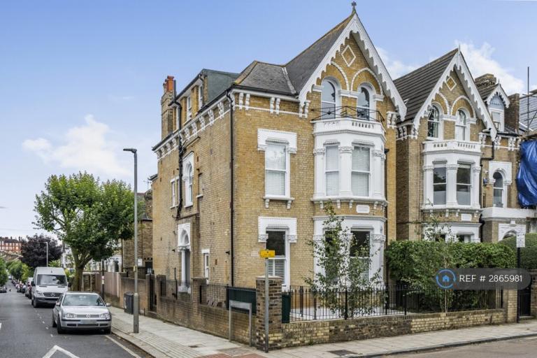 2 bedroom flat in Bolingbroke Grove, London, SW11 (2 bed) (#2865981)