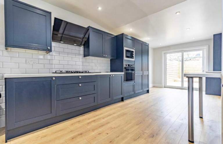 5 Bedroom House (one with en-suite) - large kitchen & large bathroom and reception room - PO2 7HZ