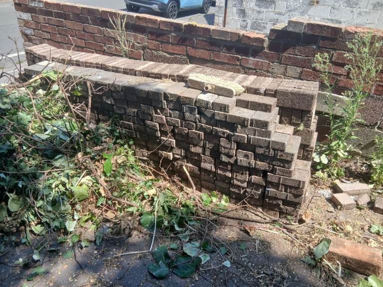 Paving patio bricks