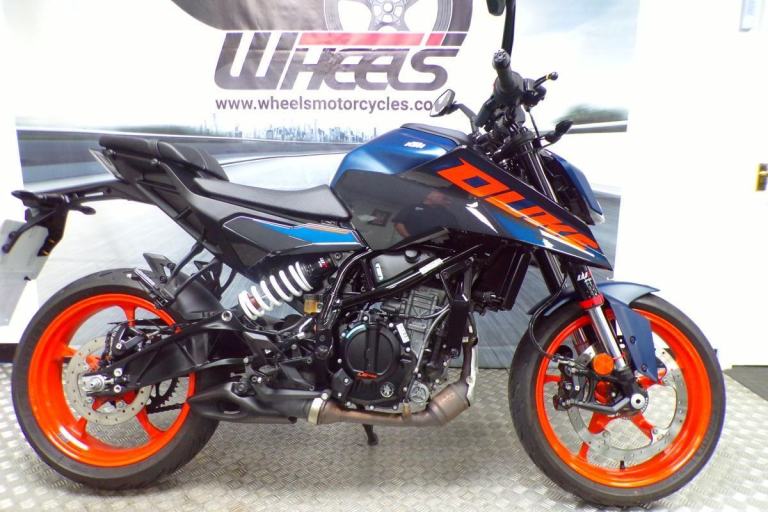 2025 KTM 125 DUKE WITH ONLY 1248 MILES FROM NEW