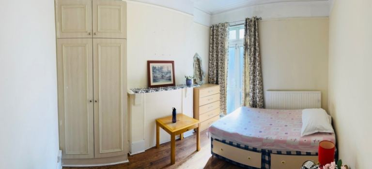 Double Room To Let in a very Neat & Clean House 