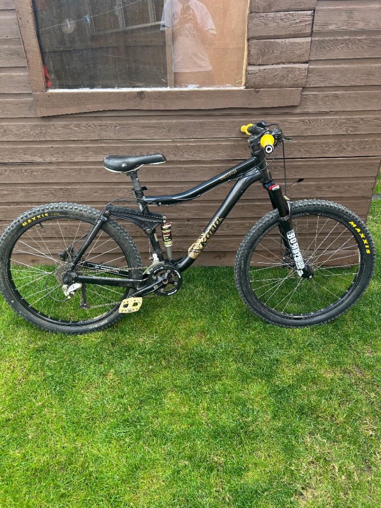 Kona Minxy Full-Suspension Mountain Bike (26" Wheels).