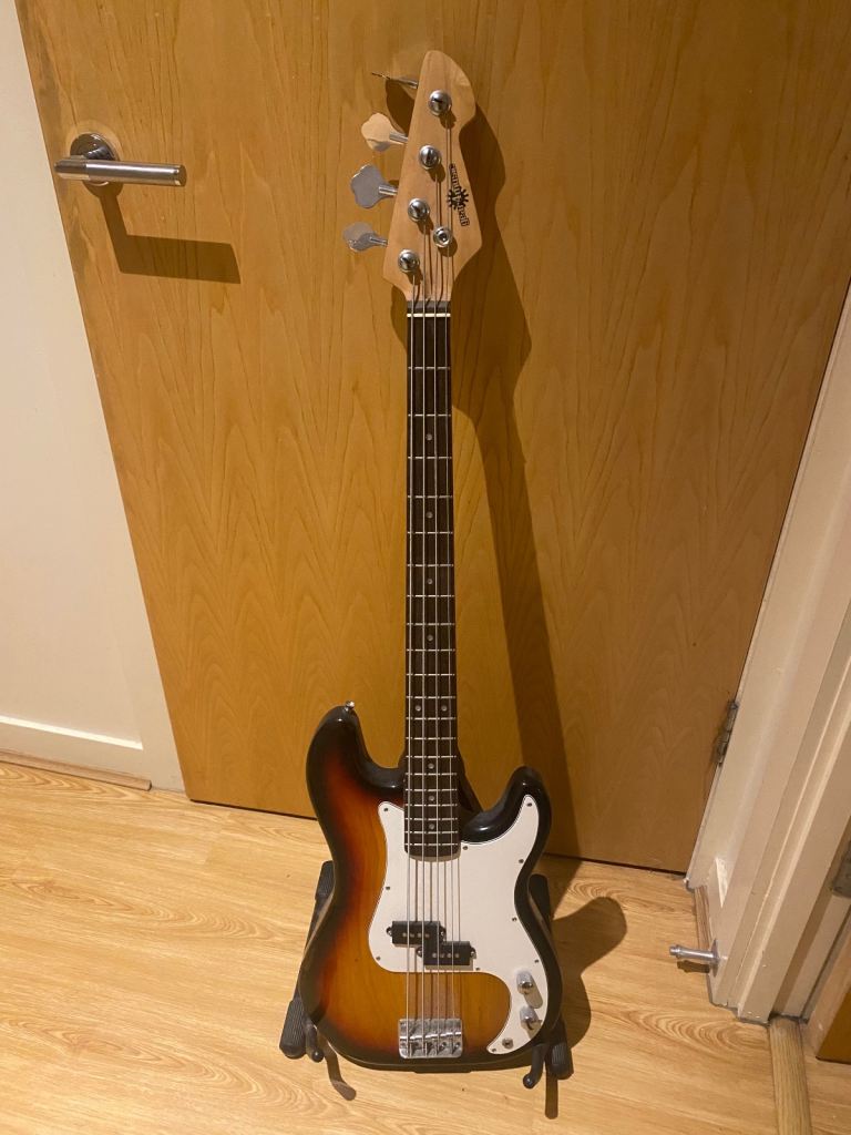 Bass guitar