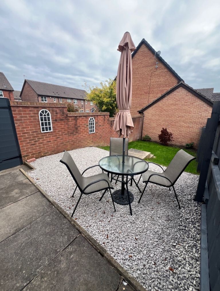 2x spacious double bedrooms available in shared property