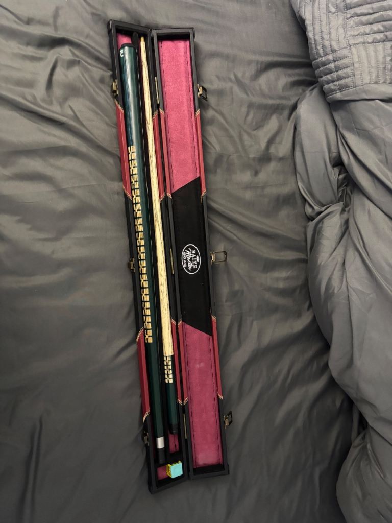 Pool cue and case band new