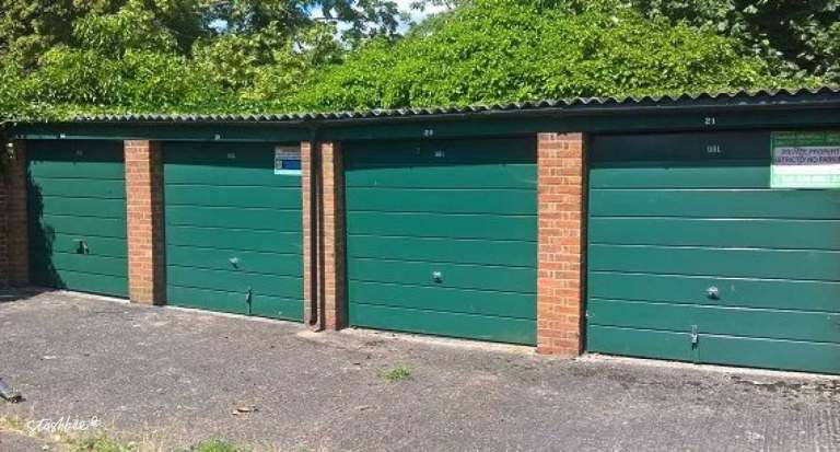 Garage to rent in London (N11) | Stashbee