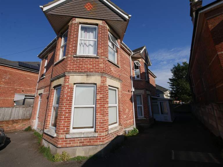 Studio flat to let in Winton area near Talbot Campus and Charminster road amenities and bus routes