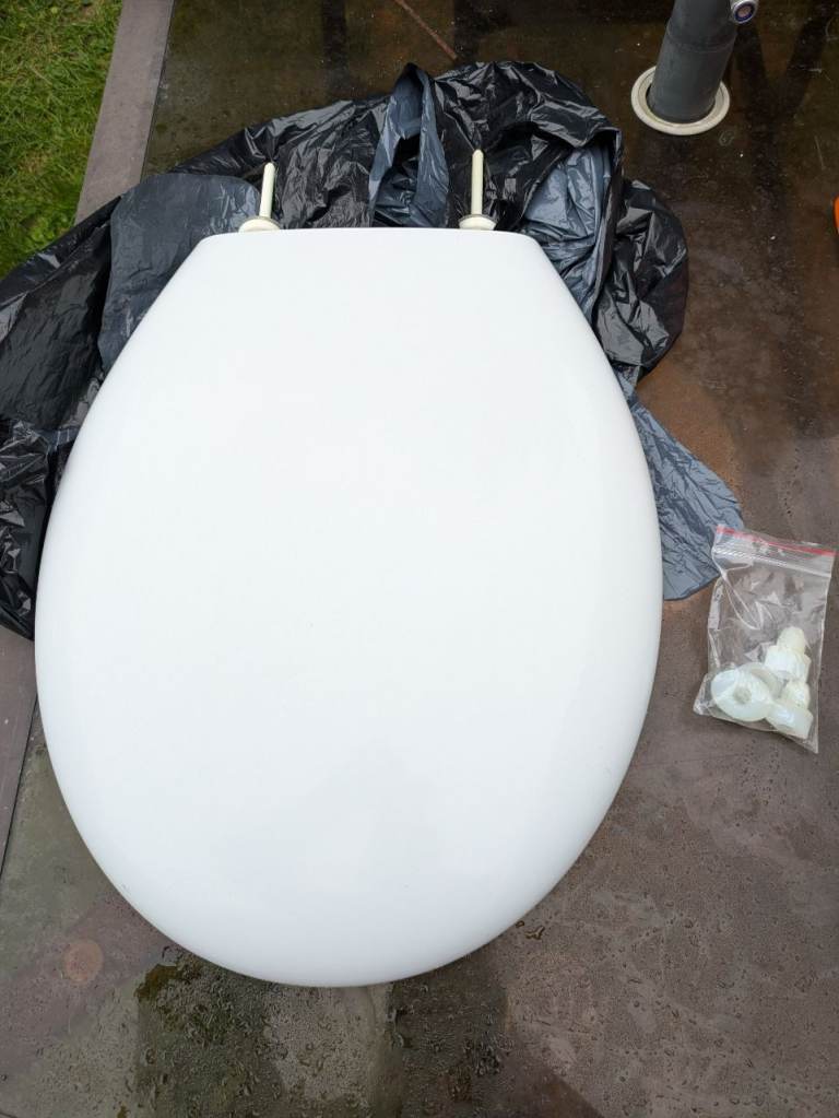 FREE - White Standard Toilet Seat with Fittings