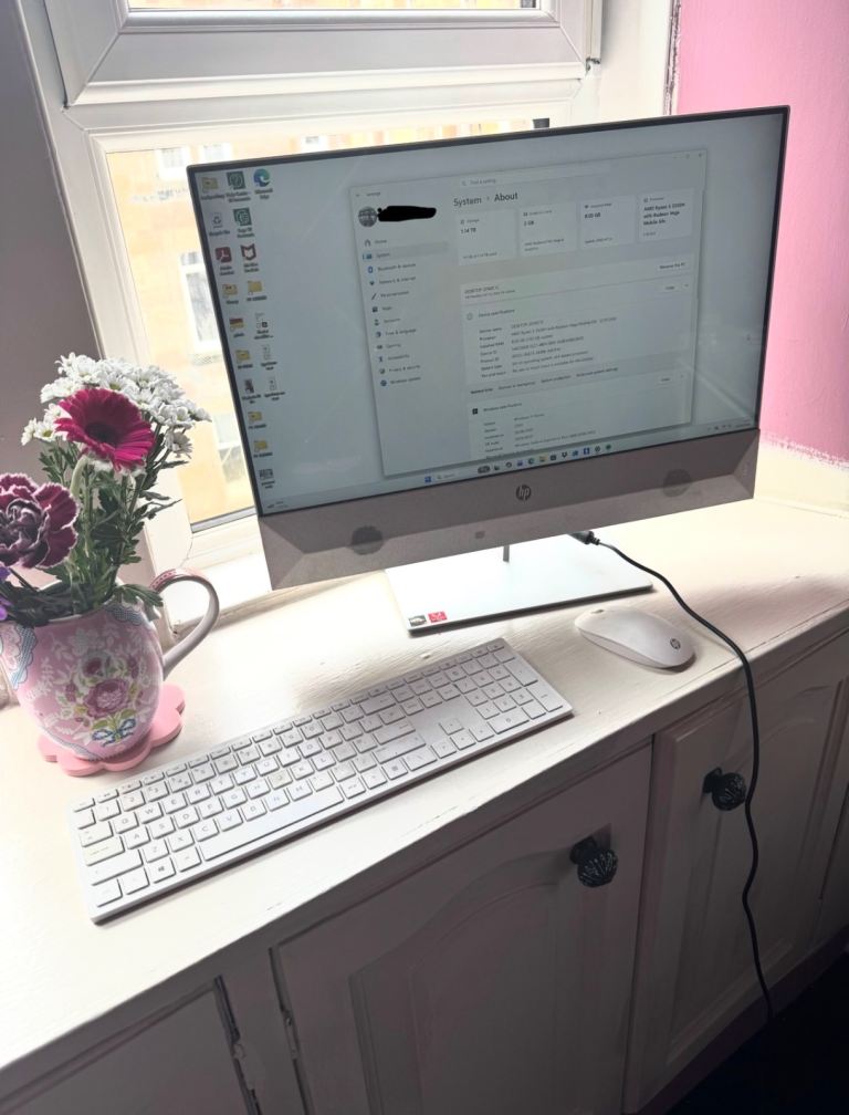 White HP Pavilion All In One PC  with Keyboard and Mouse