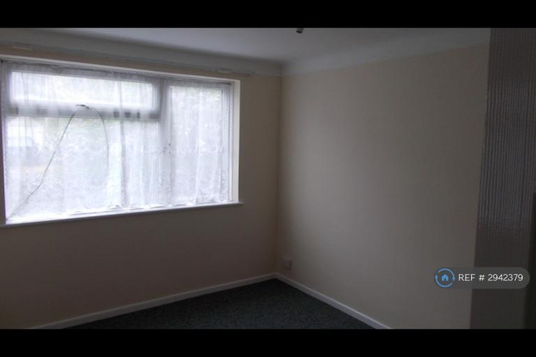3 bedroom flat in Bournemouth, Bournemouth, BH10 (3 bed) (#2942379)