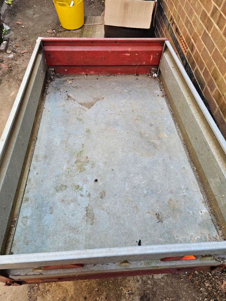 Single axle open box trailer 