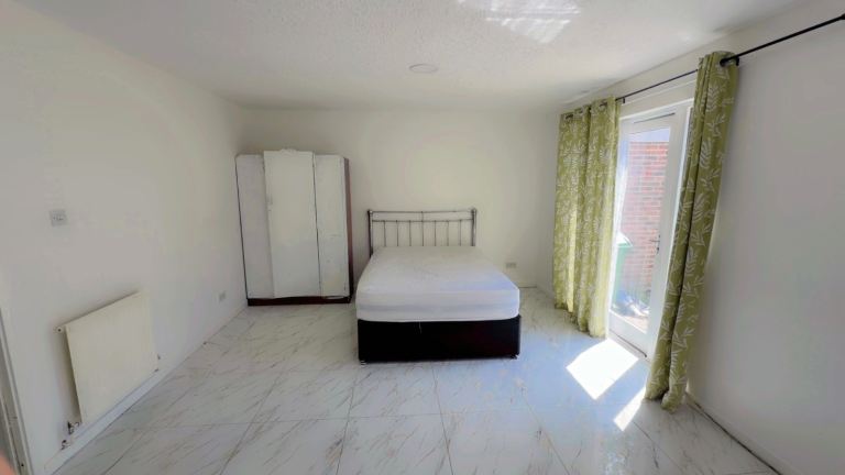Double room with garden to rent 