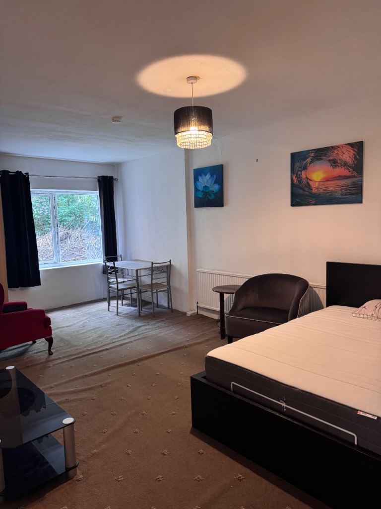 Very Large Double Bedroom to Let/Share