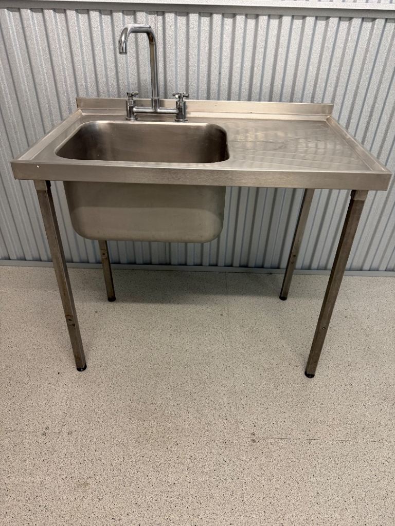 COMMERCIAL KITCHEN SINK. Free delivery!!!